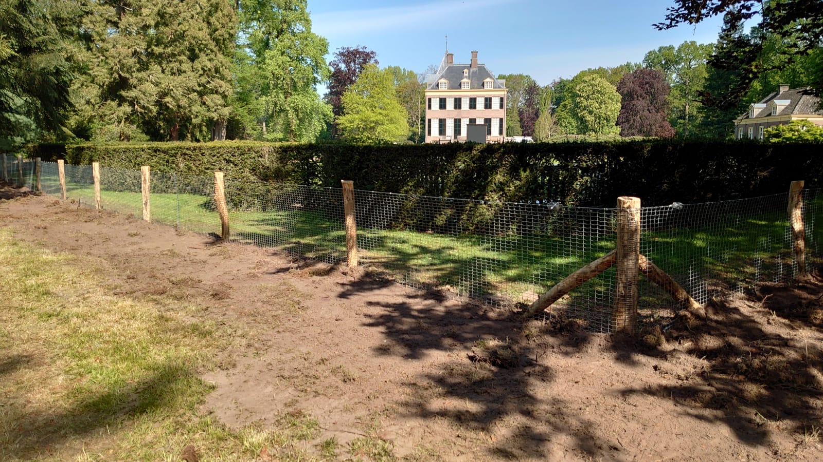 Kleinwildrater met robinia palen
